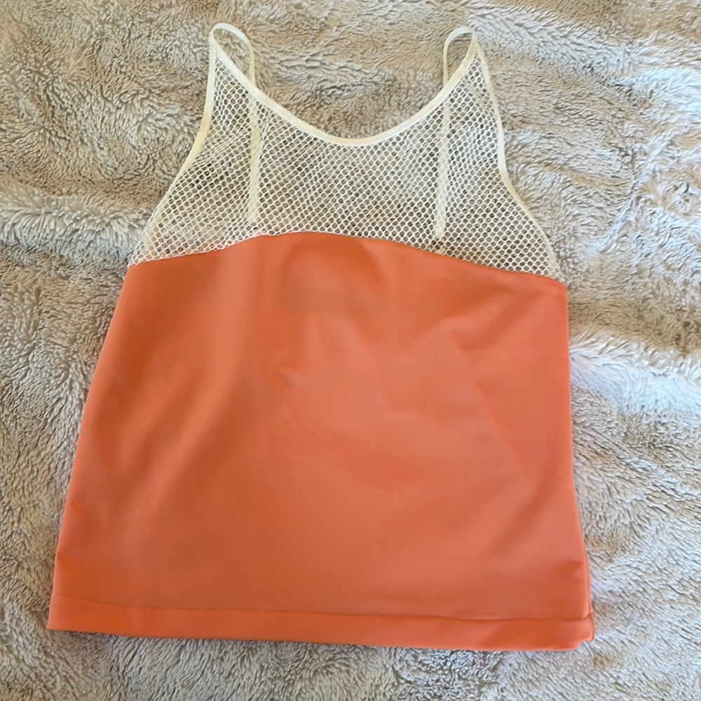 Peach crop tank with mesh netting